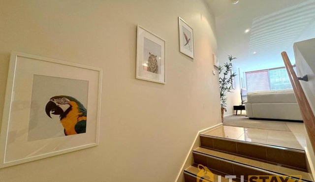 Stylish Split-Level 1BD - Pool & Sauna, near ANU in Canberra
