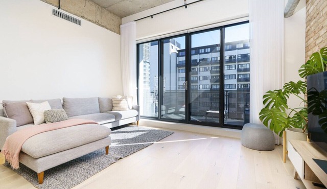 Sunlit 1BR Retreat, Shops and Cafés at Doorstep in Phillip