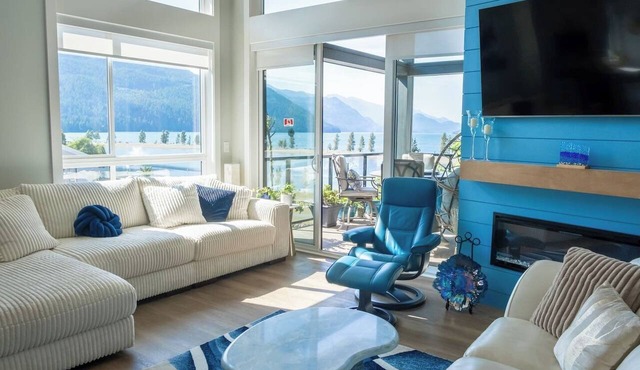 The Azure | 2BR Penthouse with Lake Views in Harrison Hot Springs