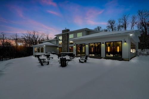 The Perfect Escape- Indoor Pool Spa, VR & Theater home in Pocono Farms East