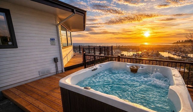 The White Haus: Harbor Views, Private Hot Tub, Game Room - Walk to Beach & Food in Harbor