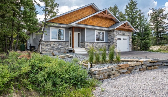 Three Peaks | Private Hot Tub | Games Room | Golf in Invermere