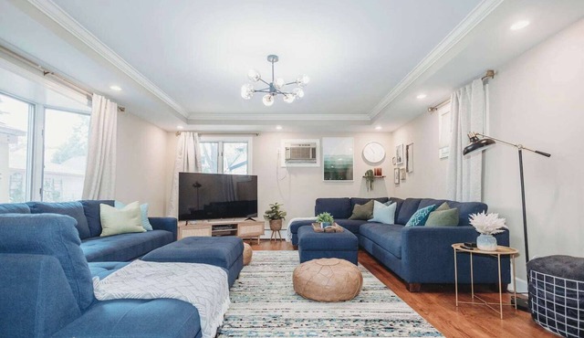 Ultimate Group Stay in St Paul – 8 beds in Saint Paul