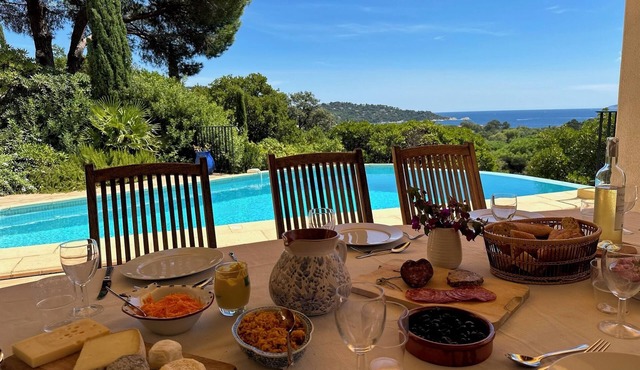 Very quietly located 8-person villa with beautiful sea views and private pool. in Le Lavandou