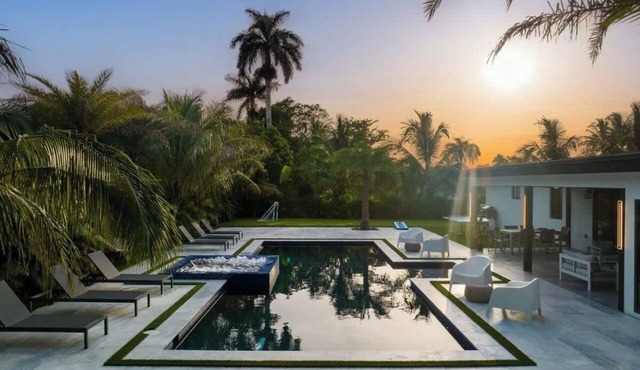 Villa Bellavista, Tropical 5BR Oasis with Private Pool in NE