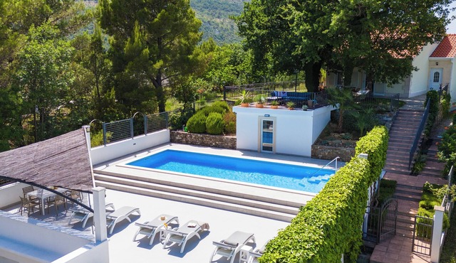Villa PROVOS with 40m2 private pool, sauna, max 8 person, 7km from sandy beach in TUGARE
