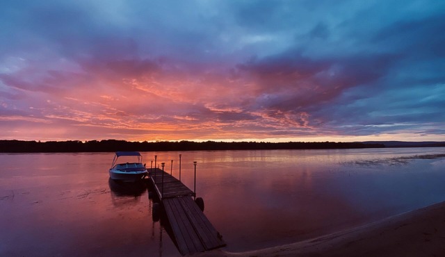 Waterfront Beach Paradise - 3 Bed, 2 Washroom Cottage with Outdoor Bar in Mansfield-et-Pontefract