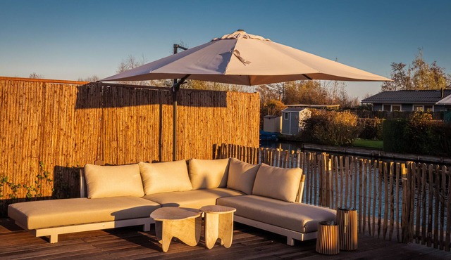 Waterfront luxury tiny home near Amsterdam with spacious private garden in Vinkeveen
