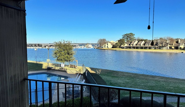 Waterfront modern condo on Walden at the lake Conroe in Montgomery