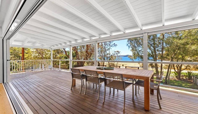 Waterfront, sleeps 12 in PEARL BEACH