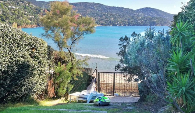 Waterfront villa on sandy beach, private beach, pets welcome. in Le Lavandou