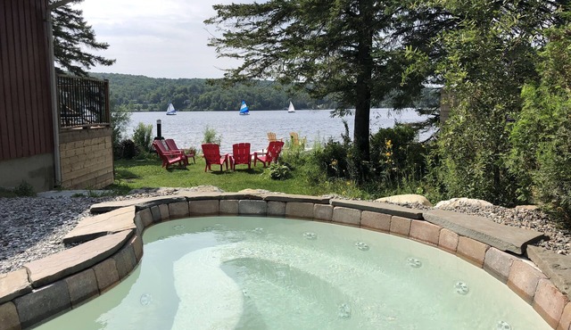 Waterfront with amazing sunset , inground salt spa and sauna in Eastman