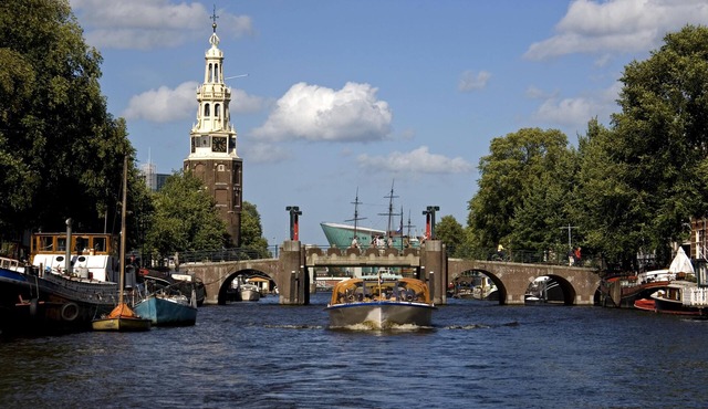 Welcome on board of this newly renovated houseboat apartment, on top location in Amsterdam