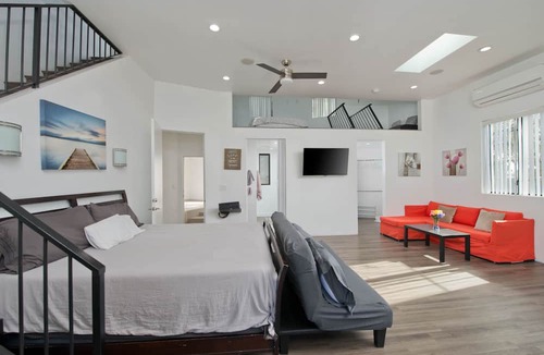 Venice House | Modern Loft Rooftop Deck Venice Beach Studio Bedroom Apts by RedAwning