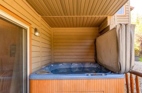 Fernie Apartment | Stone Creek Chalets with Hot Tubs by Fernie Central Reservations