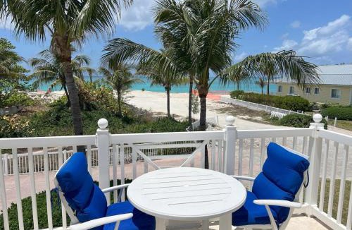 Alice Town House | Bimini Bay Resort & Marina Parrot-dice!