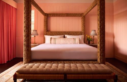 Dunmore Town Hotel | Coral Sands Inn & Cottages