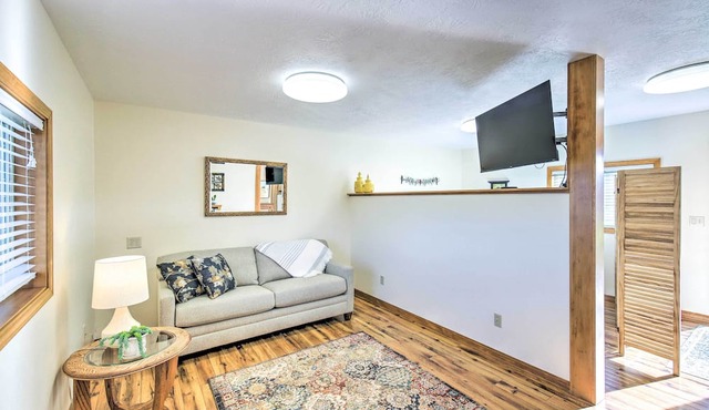 Cozy Cottage Studio: Stunning Mountain Views! in Hamilton