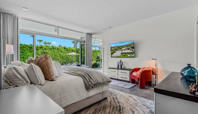 Mid Centry Modern Retreat w/Mt Views & Stunning Pool/Spa close to Palm Springs! in Rancho Mirage