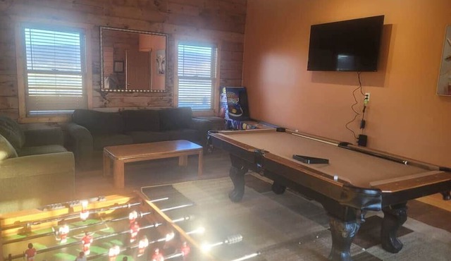 Amazing Spacious Log Cabin 15K Sq-Hot Tubs-Mountain Views in Charles Town