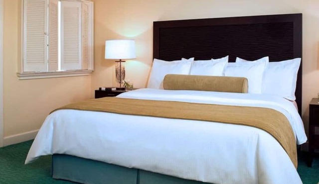 Two bedroom Deluxe at Harborside- water park included! in Paradise Island