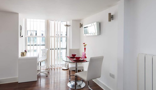 A Stylish 2 Bed, 2 Bath London Apartment in London