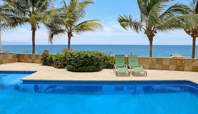 💙PUERTA AL MAR💙 DOWNTON-ON THE BEACH-DIRECT OCEAN VIEWS-POOL/WALK EVERYWHARE in Puerto Vallarta