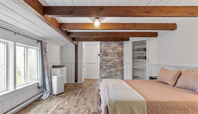 Kennebunkport Summer Rental walk to Dock Square! PET Friendly! in Kennebunkport
