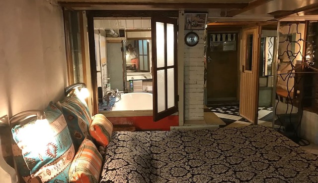 Canal Apartment for 2, 17th cent Old house Center Amsterdam in Amsterdam