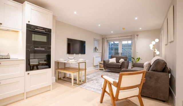 Brand New 2-Bed, Dog-Friendly Apartment | Broadway High St | Sleeps 6 in Worcestershire