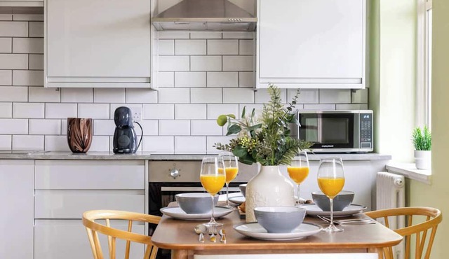 Bright and Spacious 1BR Overlooking Hyde Park in London