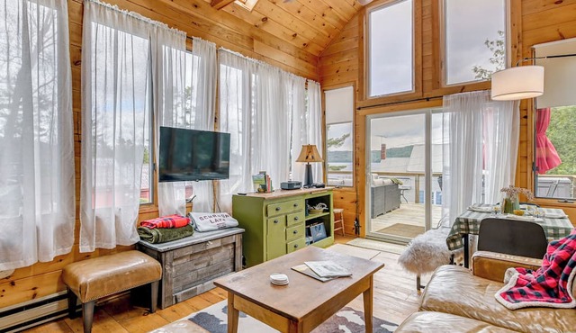 Adorable Cottage, Shared Beach, Walk to Town in Schroon Lake
