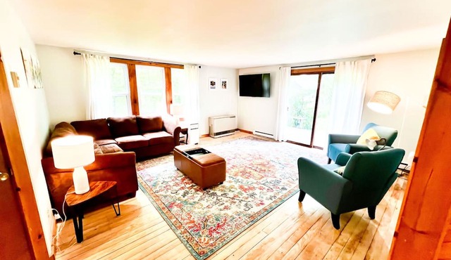 Bubar Barn - screen porch, deck, + parking in Schroon Lake