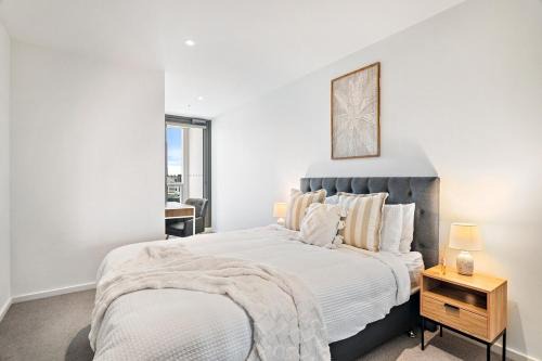 Modern Docklands 2B1B APT - City View , Pool, Gym, Free Parking in Melbourne