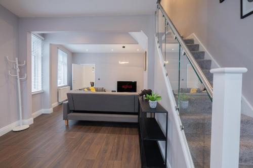 Premium 3 Bedroom Home by D3 Short Stay Sleeps 9 High Speed Wi-Fi in London